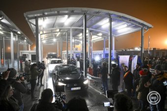 Történelmi pillanat: közös sorompónyitás a magyar-román határon