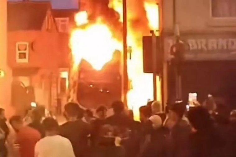 Felborított rendőrautó, felgyújtott busz: utcai zavargások törtek ki Angliában román főszereplőkkel (VIDEÓ)
