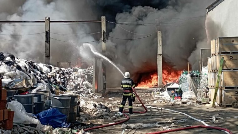 Tűz pusztít egy szatmárnémeti hulladéktárolóban, több lánglovag elájult oltás közben