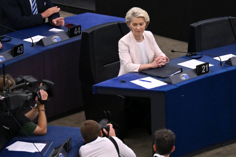 Román kezdeményezés nyomán nézhet szembe bizalmatlansági szavazással von der Leyen az Európai Parlamentben