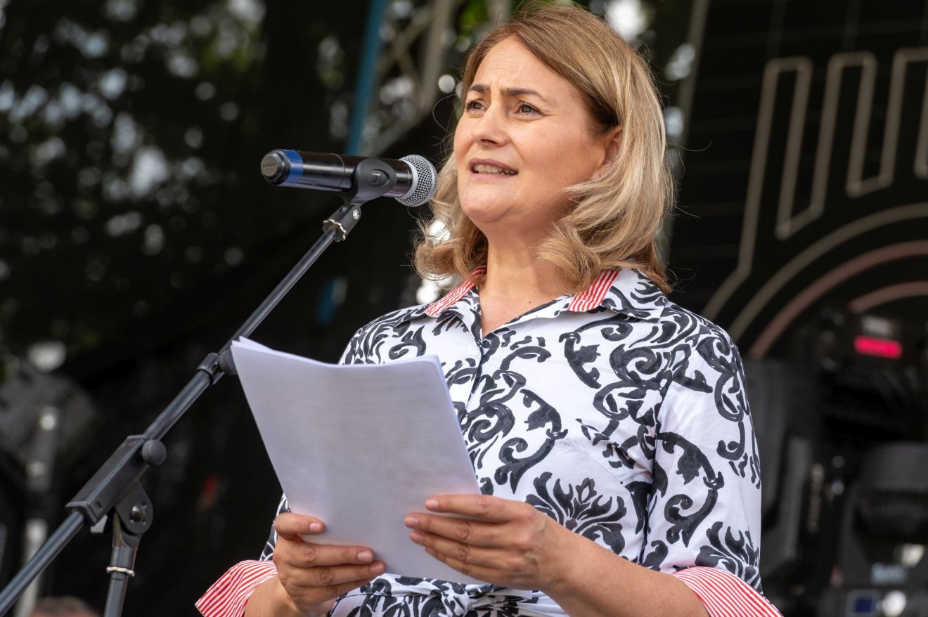 Csibi Krisztina, a Magyarság Háza igazgatója beszédet mond a hatodik alkalommal megrendezett Kalotaszegi Magyar Napokon Bánffyhunyadon •  Fotó: MTI/Kiss Gábor