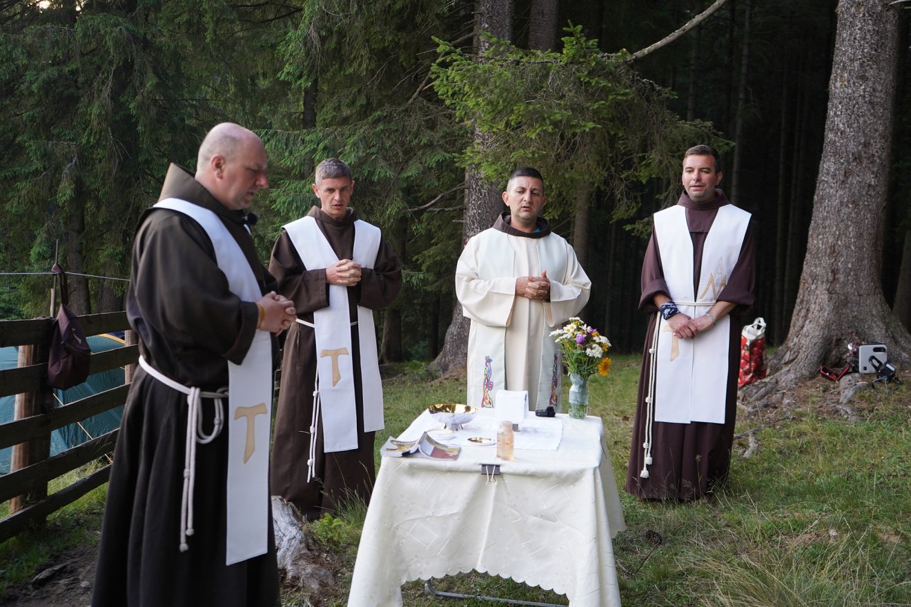 Szentmise a szabad ég aatt •  Fotó: Pantea Tibor
