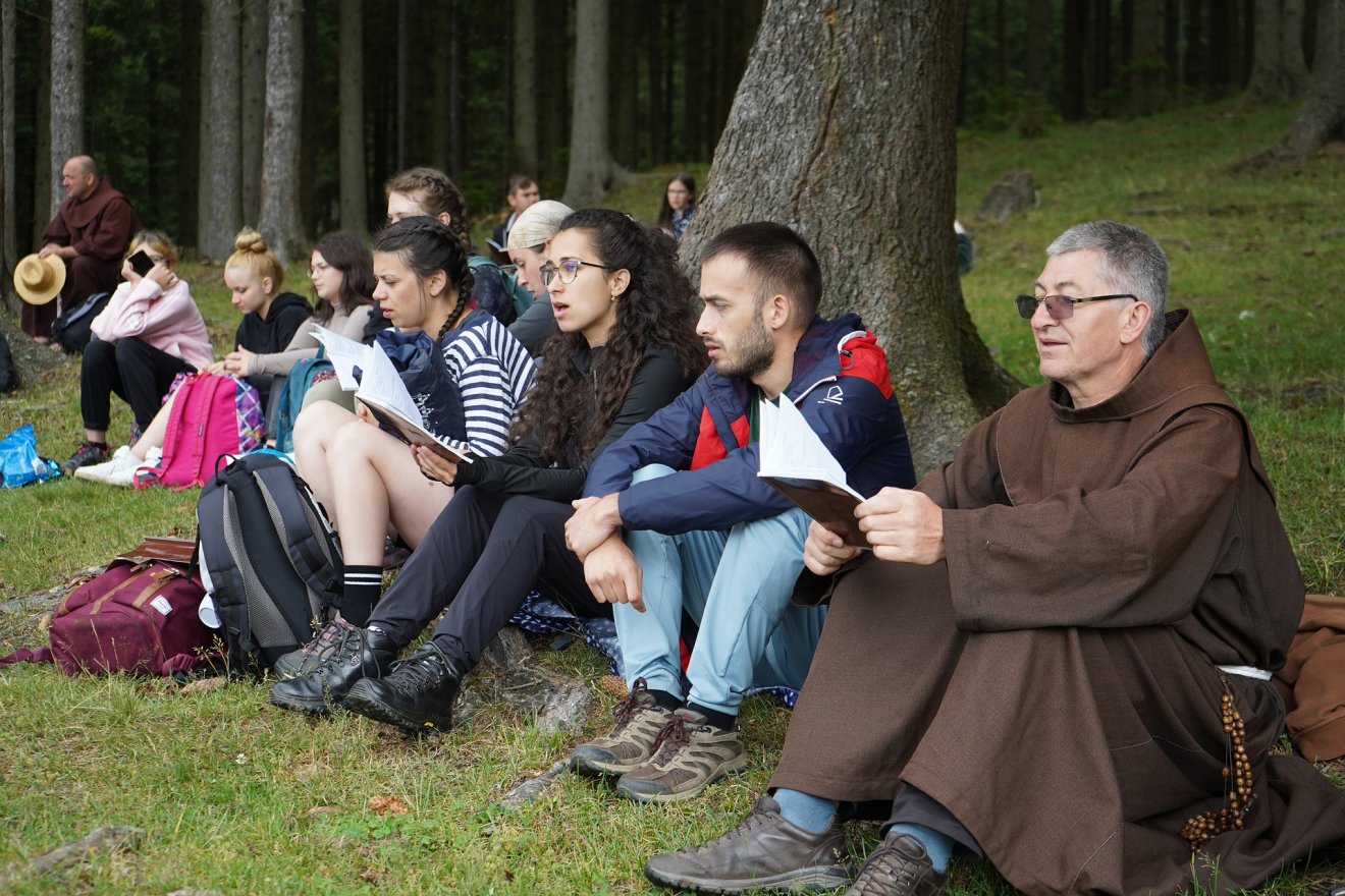 Az Assisi Szent Ferenc lelkisége jegyében szervezett zarándoklat gyaloglói az erdőben •  Fotó: Pantea Tibor