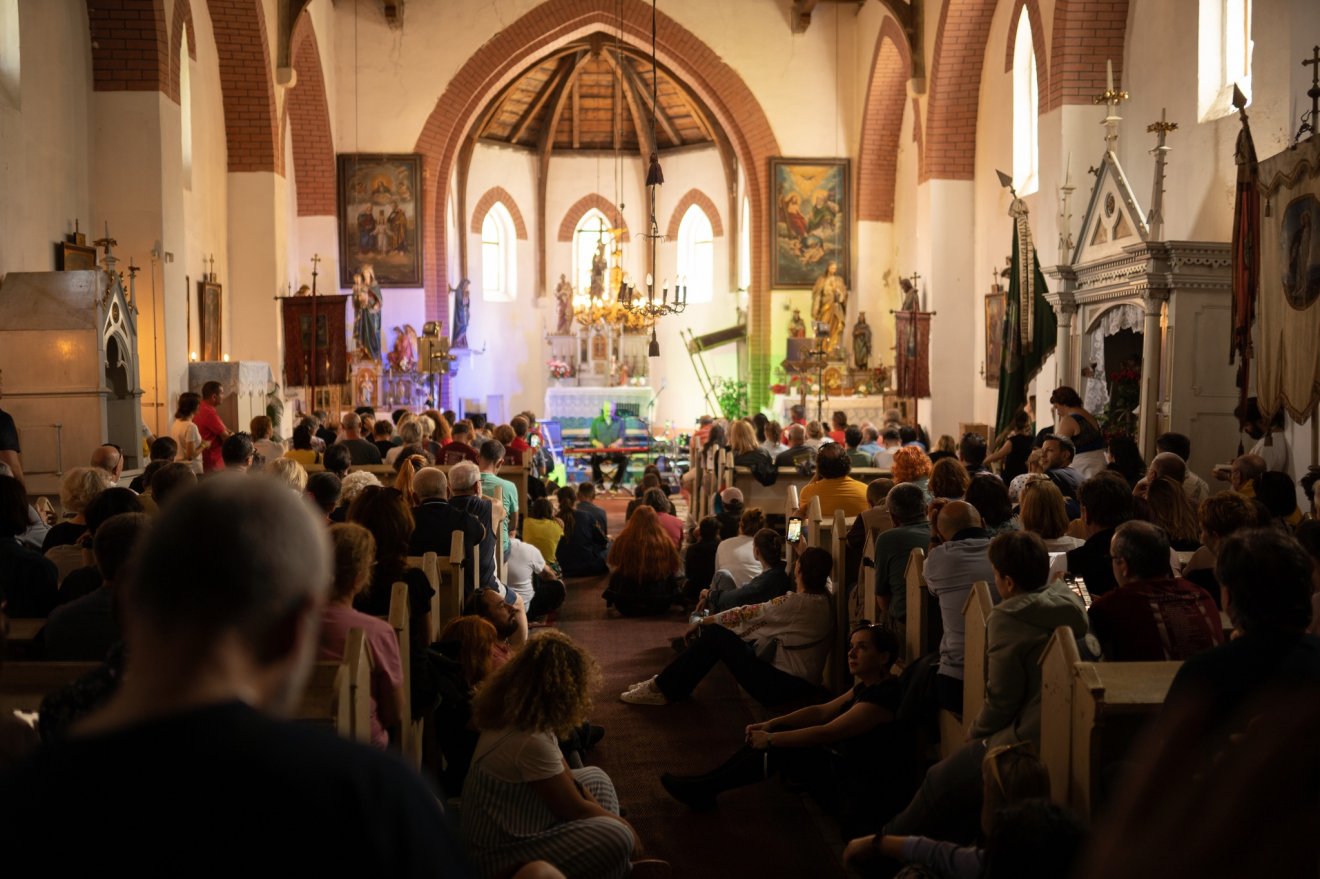 A ferencfalvi katolikus templom is koncerthelyszín •  Fotó: Gărâna Jazz Fesztivál