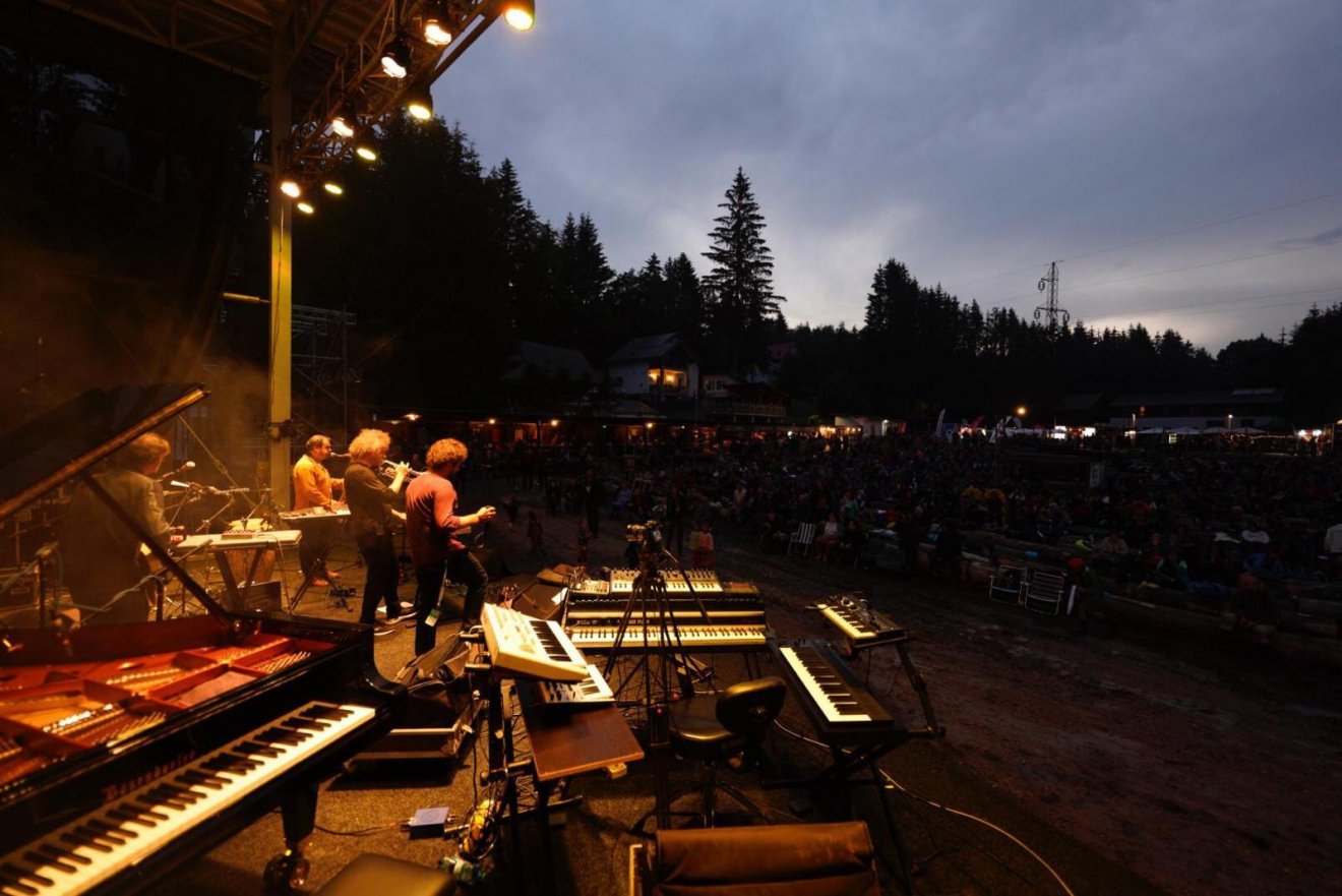 Éjszakába nyúló koncertsorozatok a Krassó-Szörény megyei, nagy múltú nemzetközi fesztiválon •  Fotó: Gărâna Jazz Fesztivál