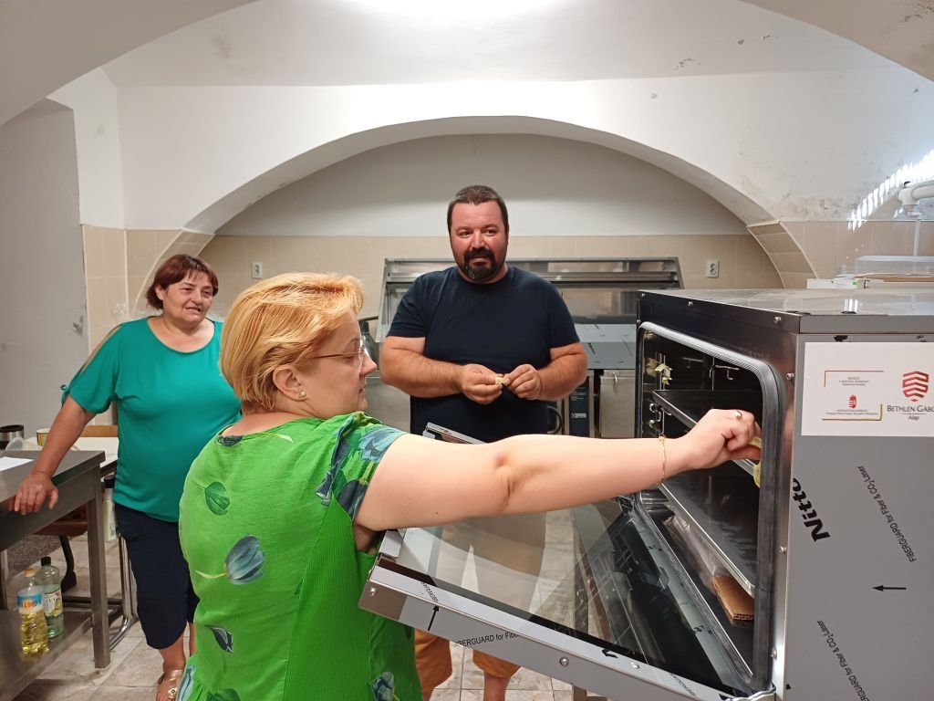 Kranowszky-Nagy Andrea, az Alma Mater Alapítvány elnöke adja át az új berendezéseket a bentlakás alkalmazottainak •  Fotó: Pataky Lehel Zsolt