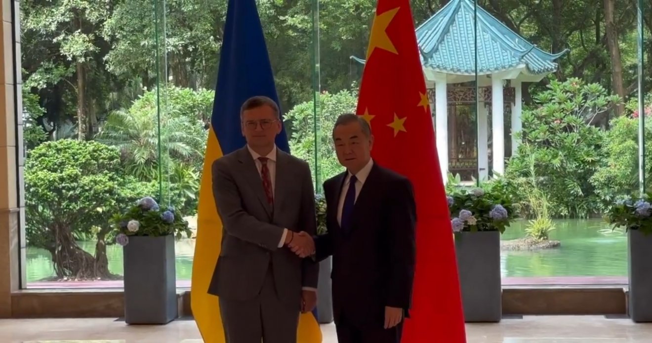 Közvetítene. A Dmitro Kulebával tárgyaló Vang Ji kínai külügyminiszter azt mondta: Peking közbenjárna a háborús felek között a béketárgyaláspk érdekében •  Fotó: X/Dmitro Kuleba