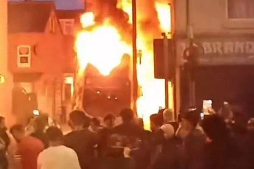 Háborús állapotok. A rendbontók egy autóbuszt is felgyújtottak •  Fotó: Videófelvétel