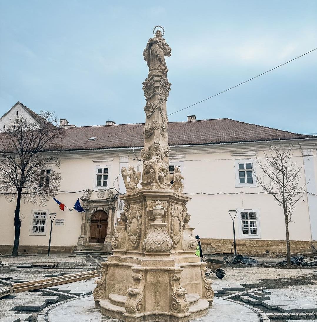 Augusztus 15-én, csütörtökön megáldják a visszaállított Mária-oszlopot •  Fotó: Oláh Emese/Facebook