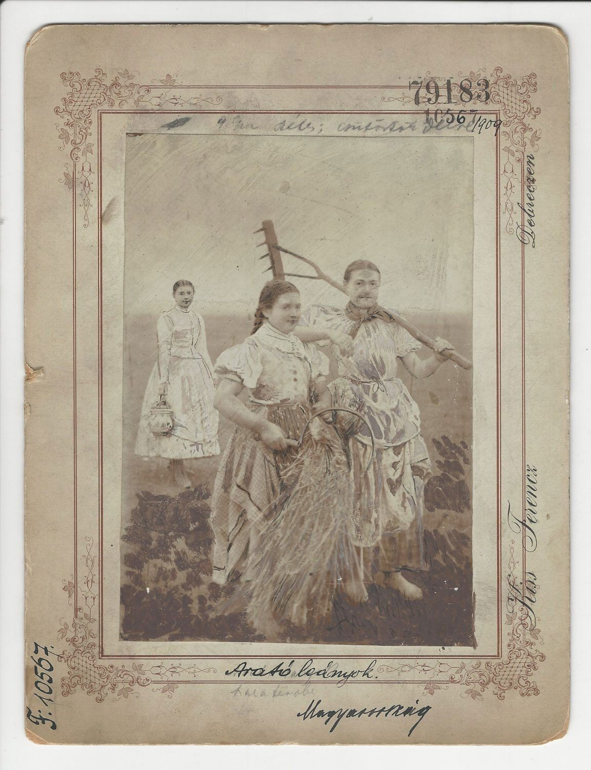 Marokszedő lányok. A kép 1901-ben készült, Debrecen környékén •  Fotó: Magyar Néprajzi Múzeum gyűjteménye
