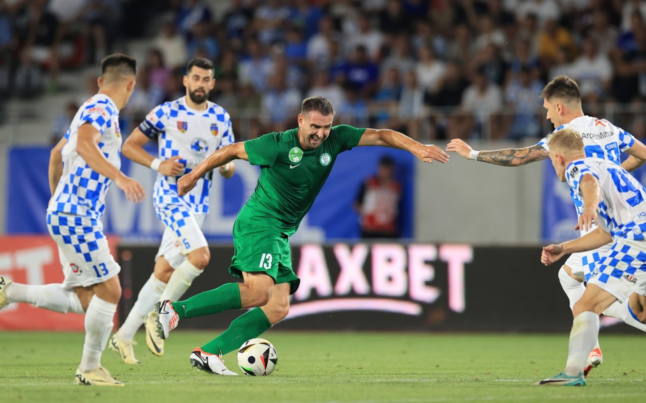 Győztek, de hiába. Böde is betalált, a Paks Nagyszebenben megverte a Corvinult, de csak részben tudta ledolgozni a hátrányát •  Fotó: Facebook/Paksi FC