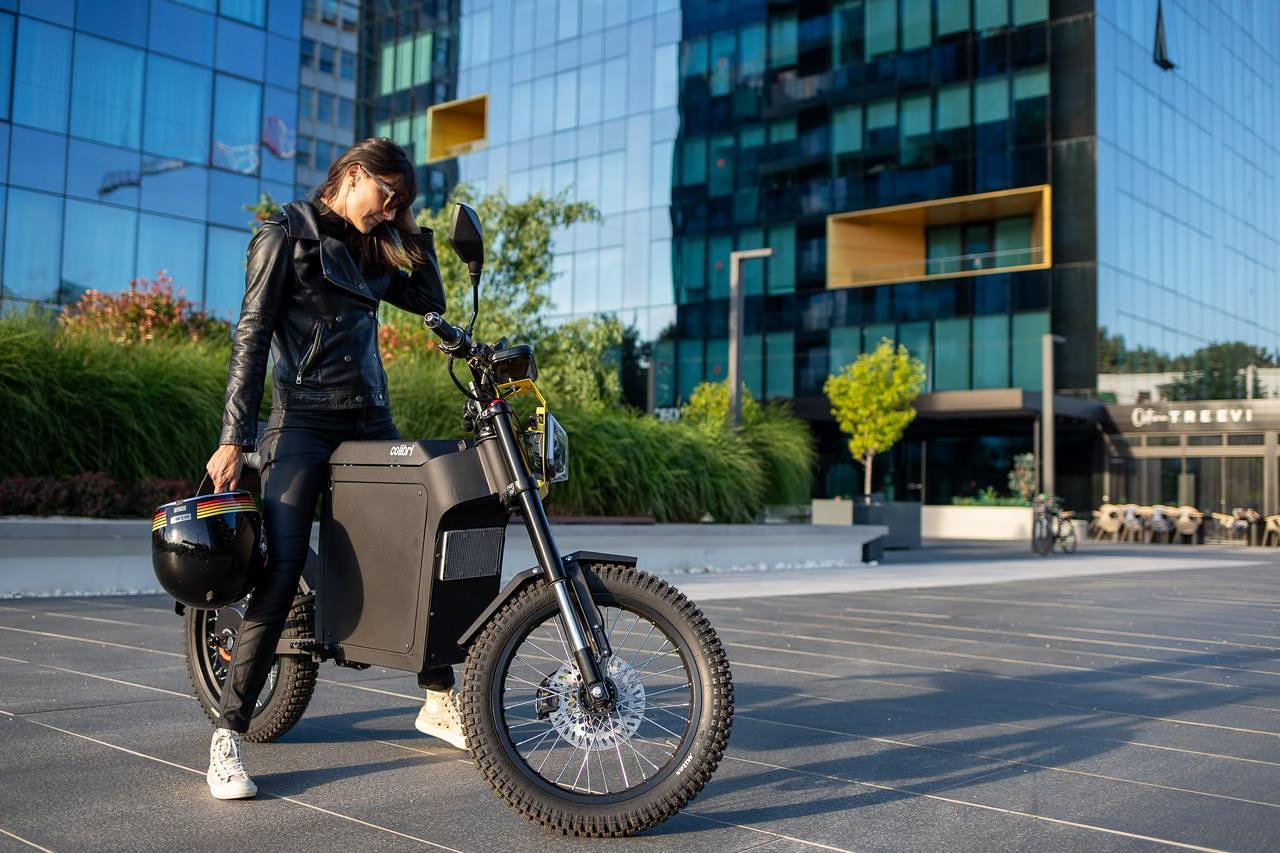 Messzire visz. A három akkumulátor 200 kilométeres hatótávolságot biztosít •  Fotó: Facebook/Ride Colibri