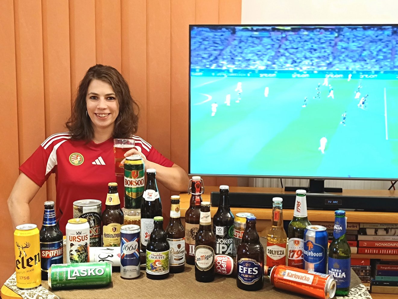Sör és Eb. Nem csupán a különböző nemzetek söreinek fogyasztása jelent érdekes tapasztalatot és kalandot, de a beszerzésük is •  Fotó: Tóth Gödri Iringó