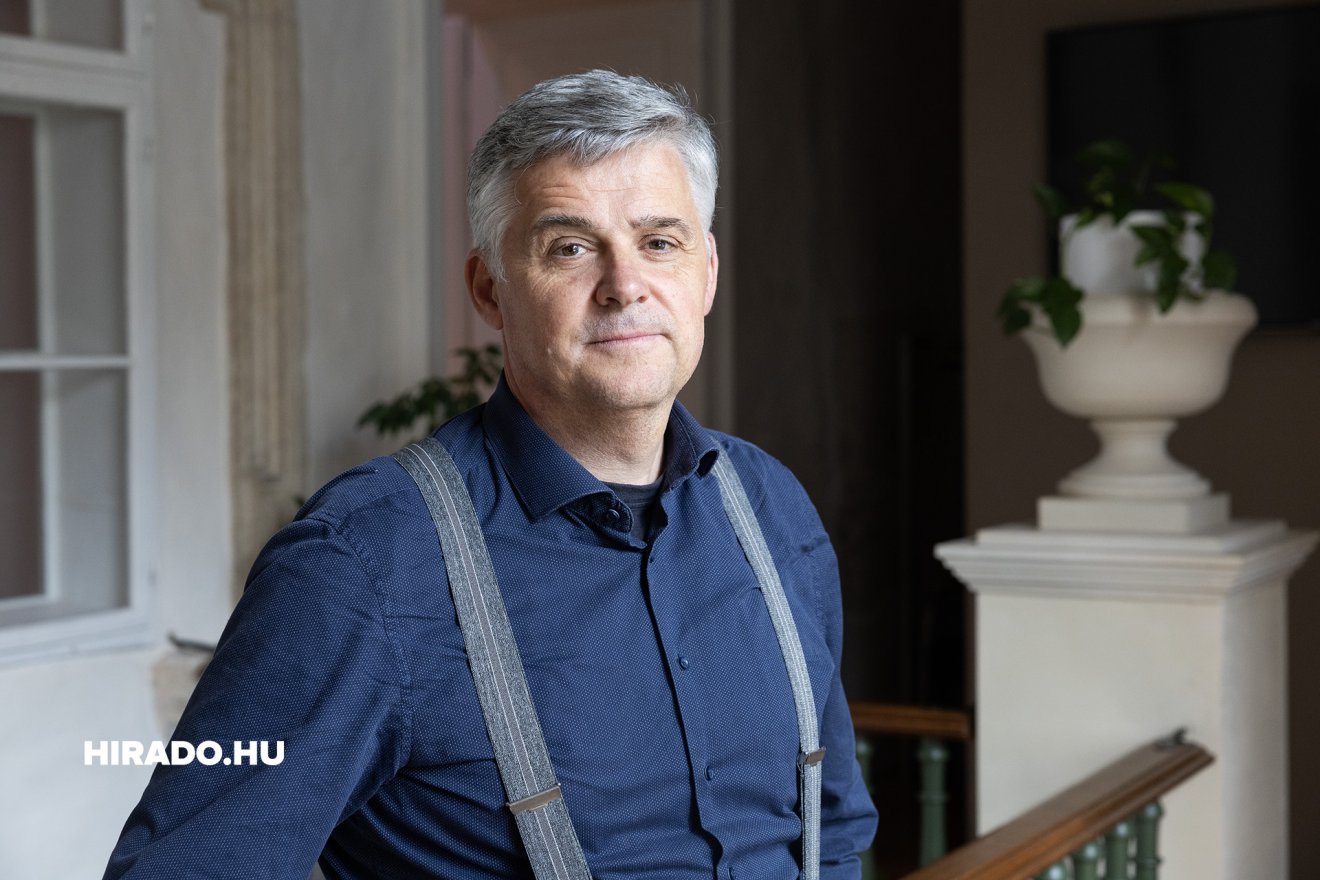 Furu Árpád kolozsvári építész, a település építészetének kutatója •  Fotó: Híradó.hu