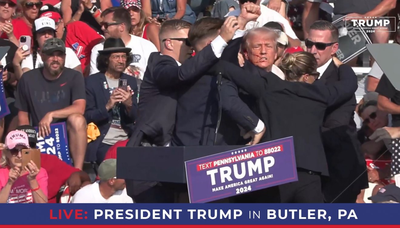 Szemmel láthatóan véres a volt amerikai elnök arca •  Fotó: Videófelvétel/Donald Trump/Facebook