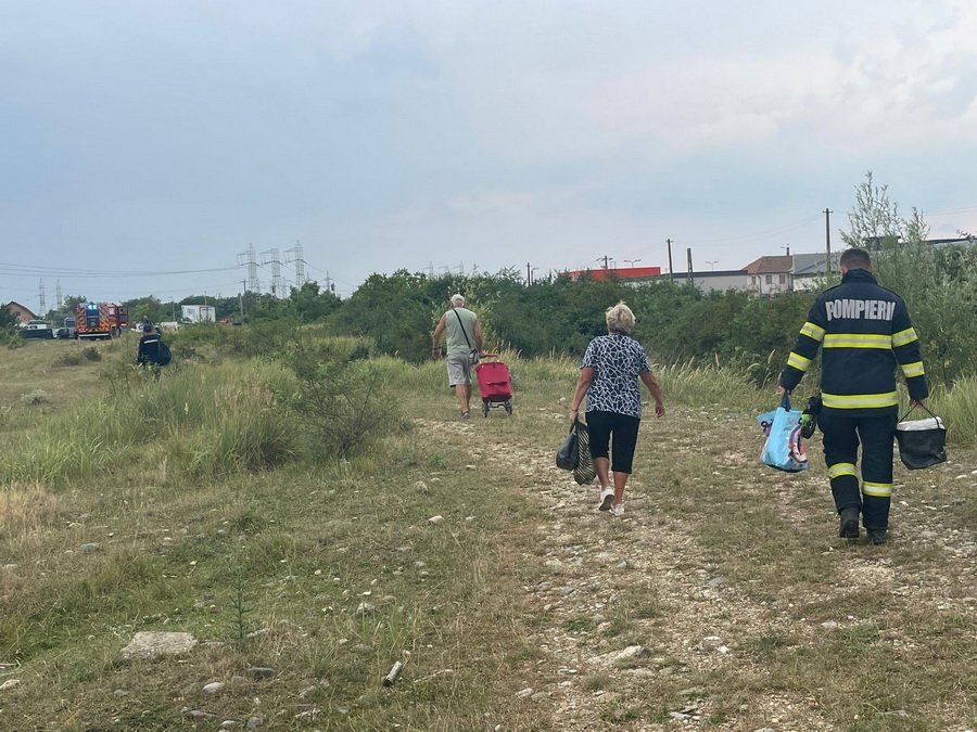 Segítő kéz. A túzoltók az utasok és csomagjaik kimenekítésében is közreműködtek •  Fotó: Bihar megyei katasztrófavédelem