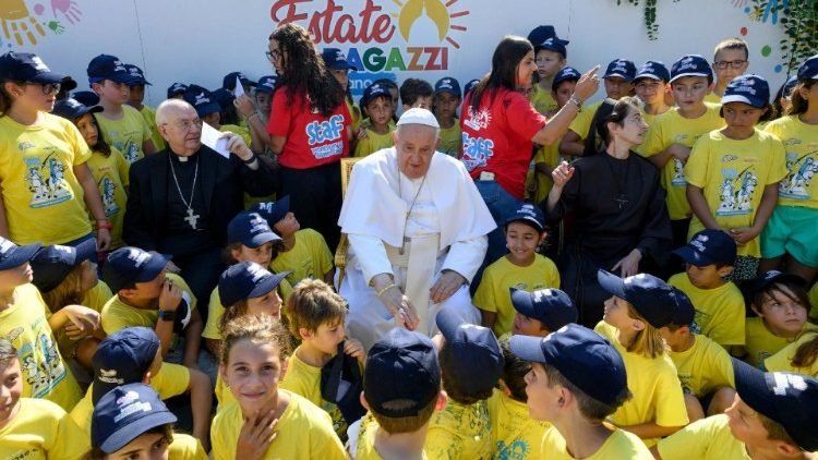 Ferenc pápa saját, argentínai gyerekkoráról, nagyszüleiről, szüleiről is beszélt a gyerekeknek •  Fotó: vaticannews.va