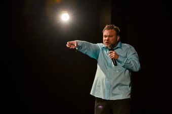 Erdélyi, székelyföldi városokban turnézik Aranyosi Péter humorista, a „tankmániás légpuska-tulajdonos”