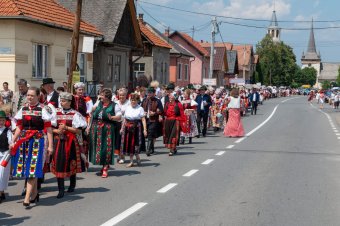 Felvonulás Bánffyhunyadon: „a kalotaszegi díszítés európai szinten híressé tette az erdélyi magyarság motívumait”