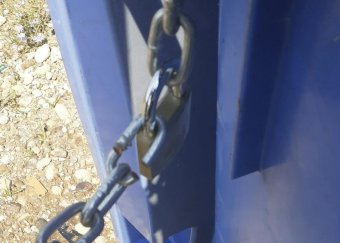 Kamerákkal akartak véget vetni a kukalopásoknak, de az oszlopot is elvitték