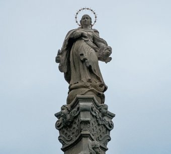 Nagyboldogasszony ünnepén, a Kolozsvári Magyar Napok nyitányaként áldják meg az eredeti helyére visszaállított Mária-oszlopot