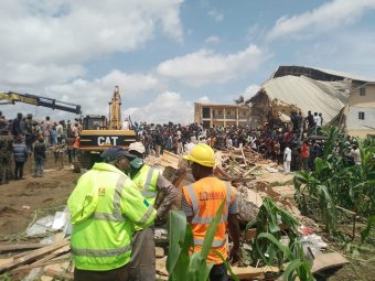 Sok diák szörnyethalt, amikor összedőlt egy iskola Nigériában