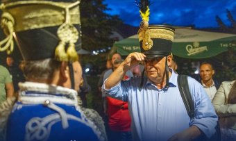 Huszáros fogadtatásban volt része Orbán Viktornak Tusnádfürdőn (Videóval)