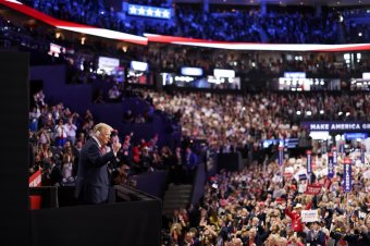 Orbán Viktorra is utalt a szigorú biztonsági intézkedések közepette megtartott választási gyűlésen Donald Trump Michiganben