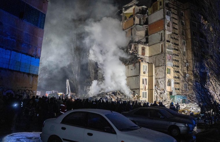 Odesszai lakóépületet bombáztak az oroszok, halottak is vannak – Ukrán támadás Szentpéterváron?