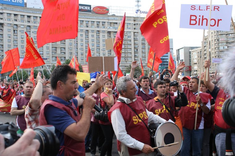 Béremelésért tüntetnek a postai alkalmazottak, a cég vezetősége irreális követelésekről beszél