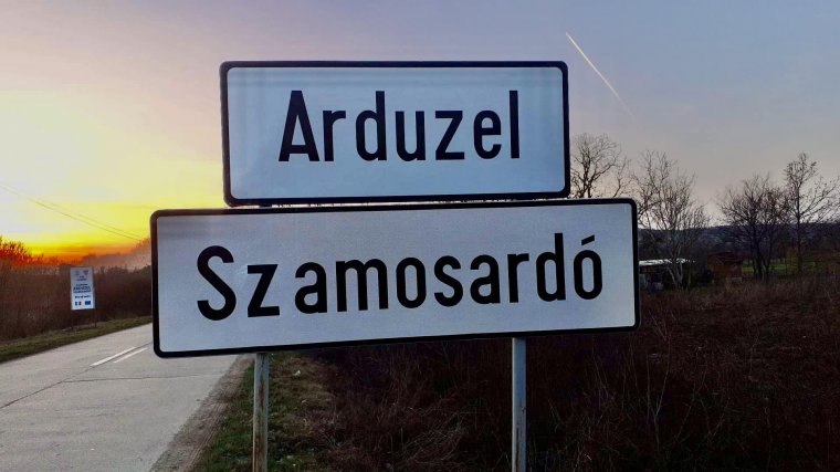 Magyarul is olvasható Szamosardó neve a helységnévtáblán