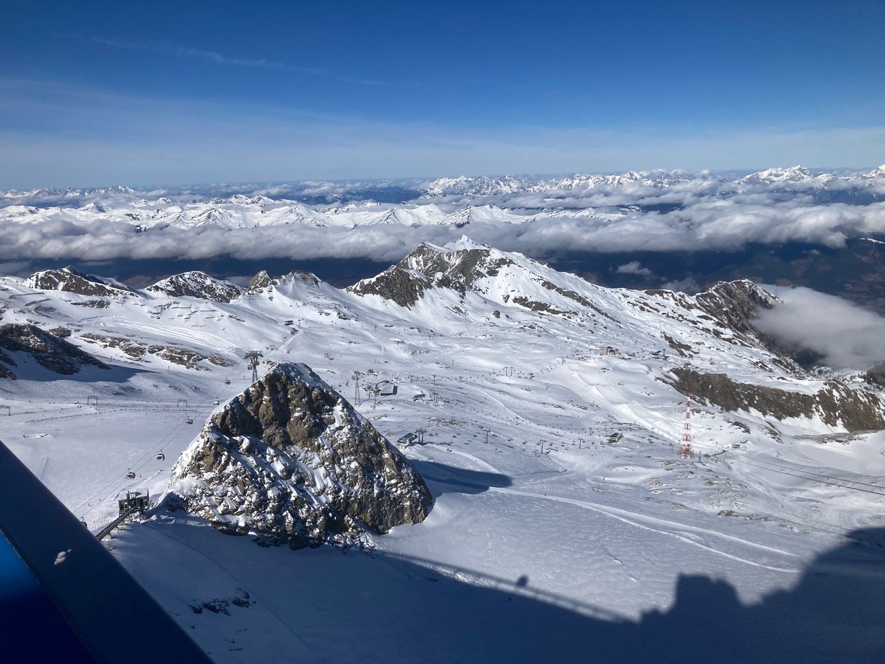 Kitzsteinhorn – amikor a hegyen van napsütés és a völgyben felhő •  Fotó: Gazda Árpád