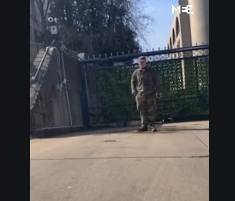 Az amerikai katona az izraeli diplomáciai képviselet előtt •  Fotó: Videófelvétel