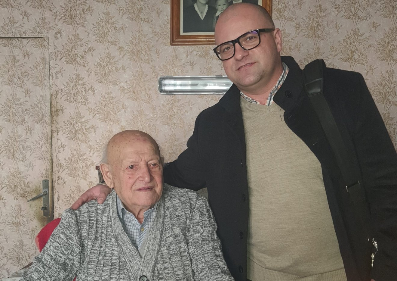 Bácsa Lajos (1926 – 2024), a szovjet fogság utolsó rónaszéki túlélője és Orosz Krisztofer Levente helytörténész •  Fotó: Orosz Krisztofer Levente/Facebook