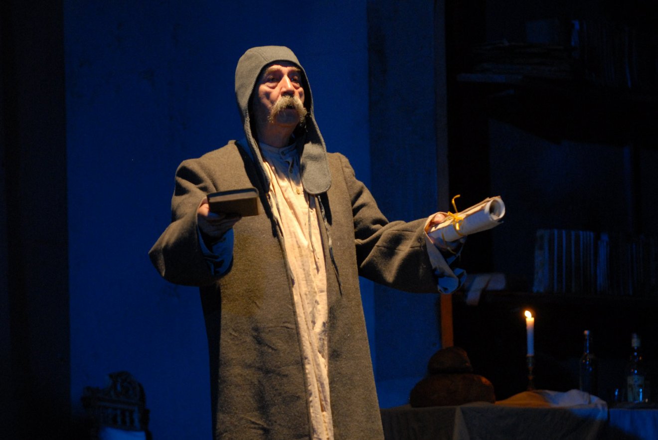 Barkó György Ferapont szerepében. A. P. Csehov: Három nővér, Tompa Gábor rendezése, 2009. •  Fotó: Kolozsvári Állami Magyar Színház