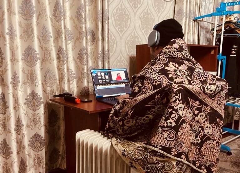 Nem mindig kellemes több száz kilométer megtétele után este videót szerkeszteni •  Fotó: Facebook/BerticiAttila