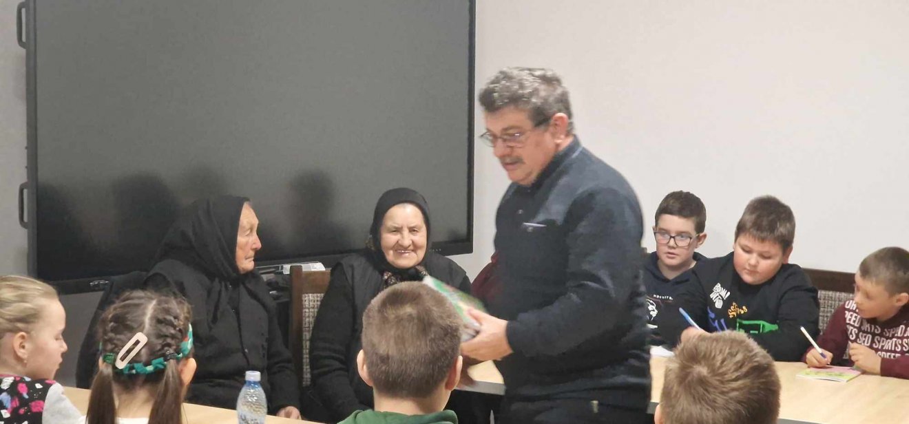 Február közepén kezdődött a népdaltanítás a vallás-és kátéórák keretében. Kovács J. István lelkipásztor (előtérben) felkarolta a kezdeményezést •  Fotó: Kiss Judit