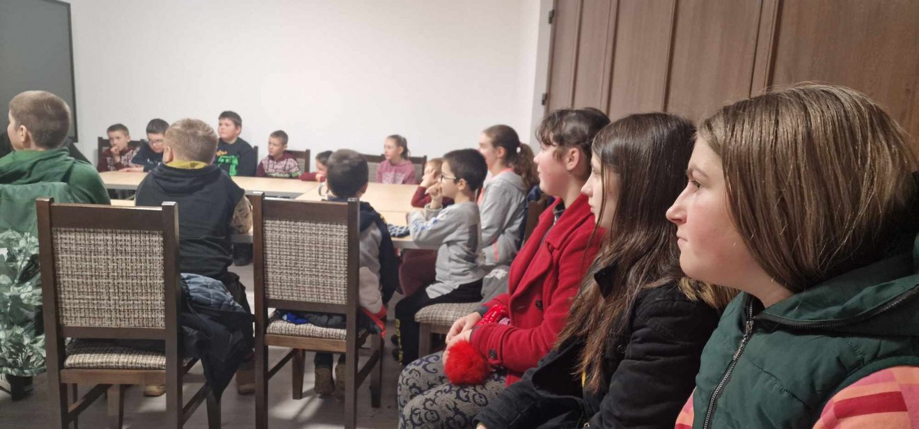 Búza fiatal reformátusai. Vallásórára járó gyerekek és konfirmációra készülő ifjak •  Fotó: Kiss Judit
