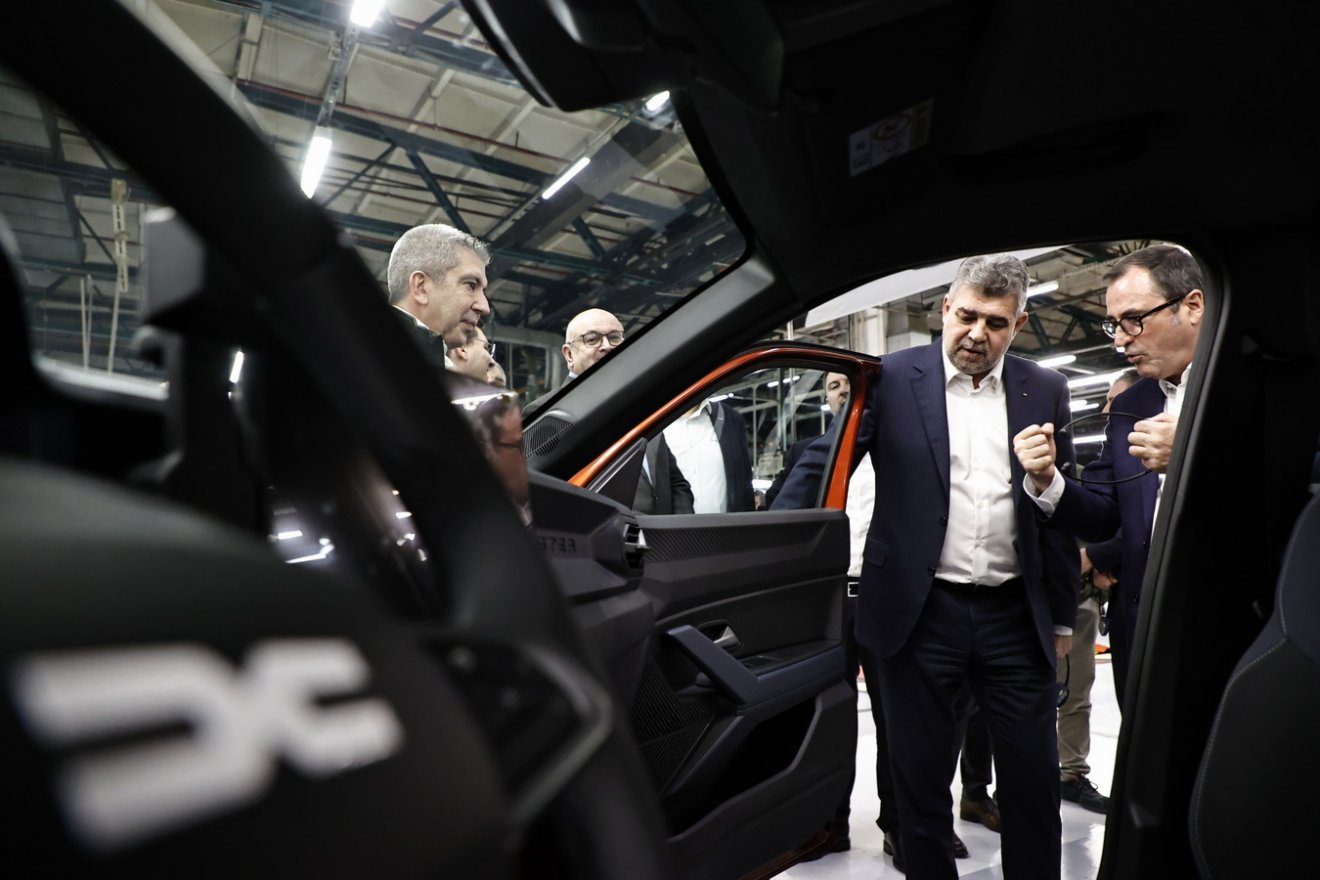 Dacia-mustra után tért ki a választások összevonásának kérdésére a román kormányfő •  Fotó: Gov.ro