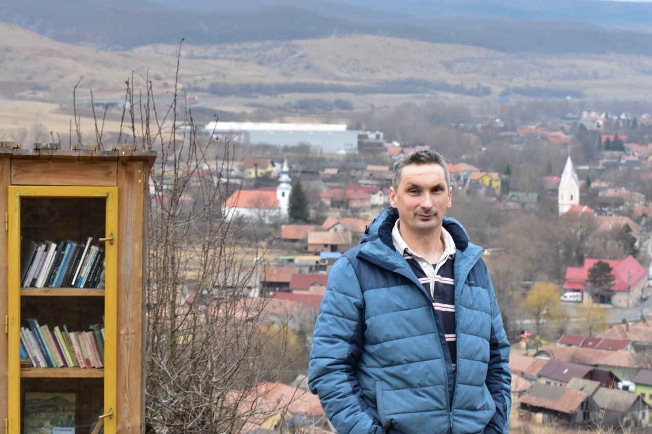 László K. Béla norvégiai mintára szabadtéri könyvtárat hozott létre a magaslaton •  Fotó: Gazda Árpád
