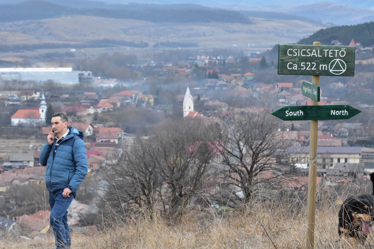 Igazodási pont. Pompás kilátás nyílik a magyarfenesi dombról a szélrózsa minden irányába •  Fotó: Gazda Árpád