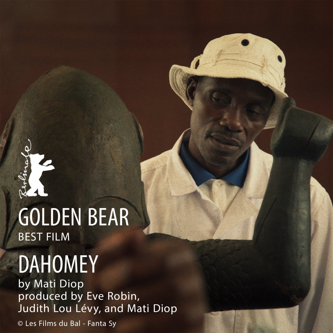A Dahomey című dokumentumfilm kapta a legjobb filmnek járó Arany Medve-díjat, az alkotás 26 műkincs visszatérését követte nyomon Franciaországból Beninbe •  Fotó: Berlinale/Facebook