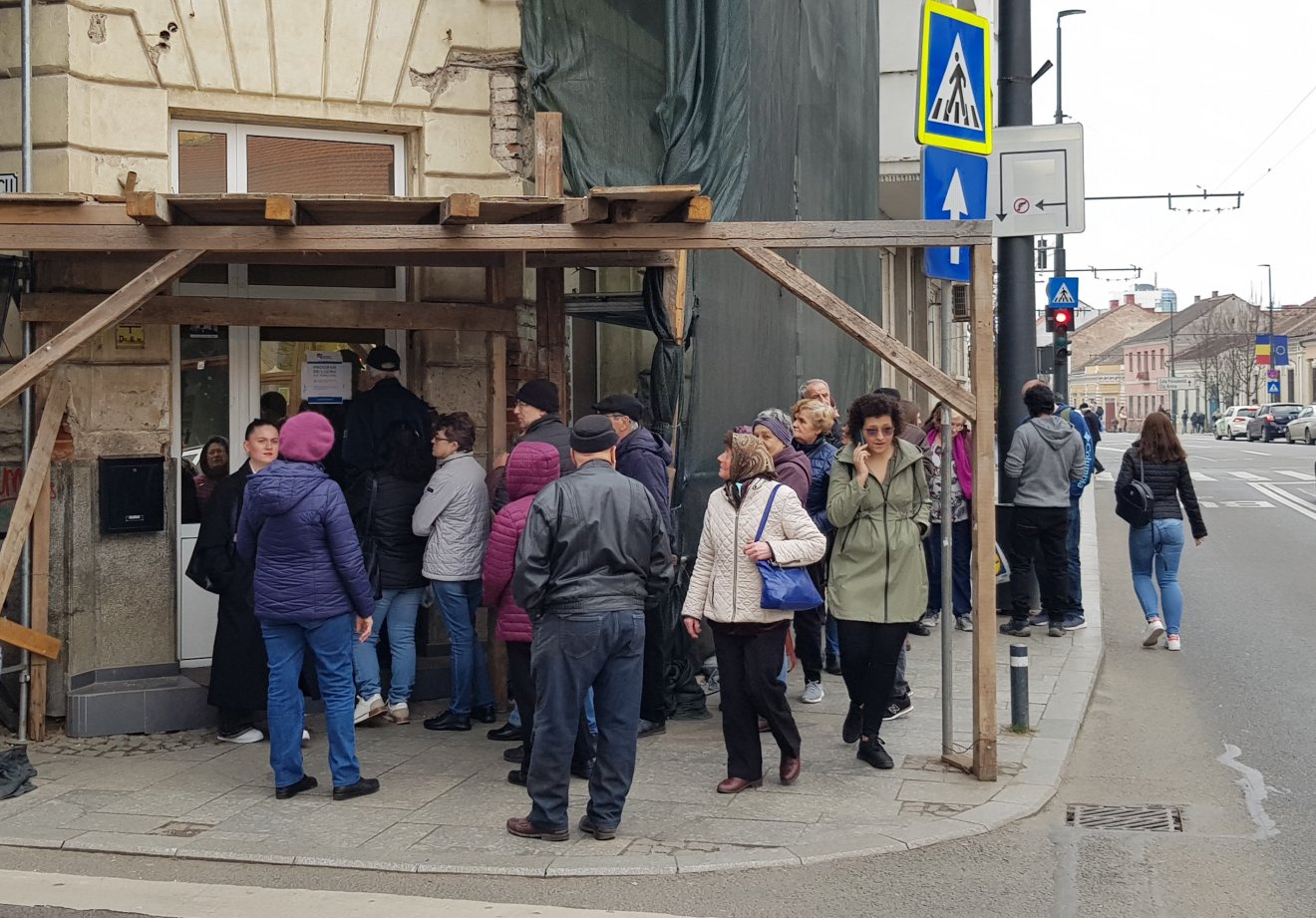 Az embereknek a nyílt utcán kell várakozniuk bebocsátásra a társaság központi, Unió utcai irodájánál Kolozsváron •  Fotó: Rostás Szabolcs