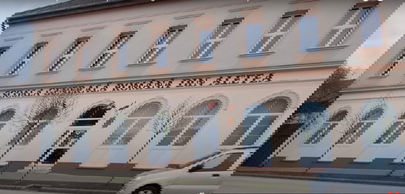 Senkit nem zavar a román felirat és a trikolór az eleki iskola homlokzatán •  Fotó: Videófelvétel