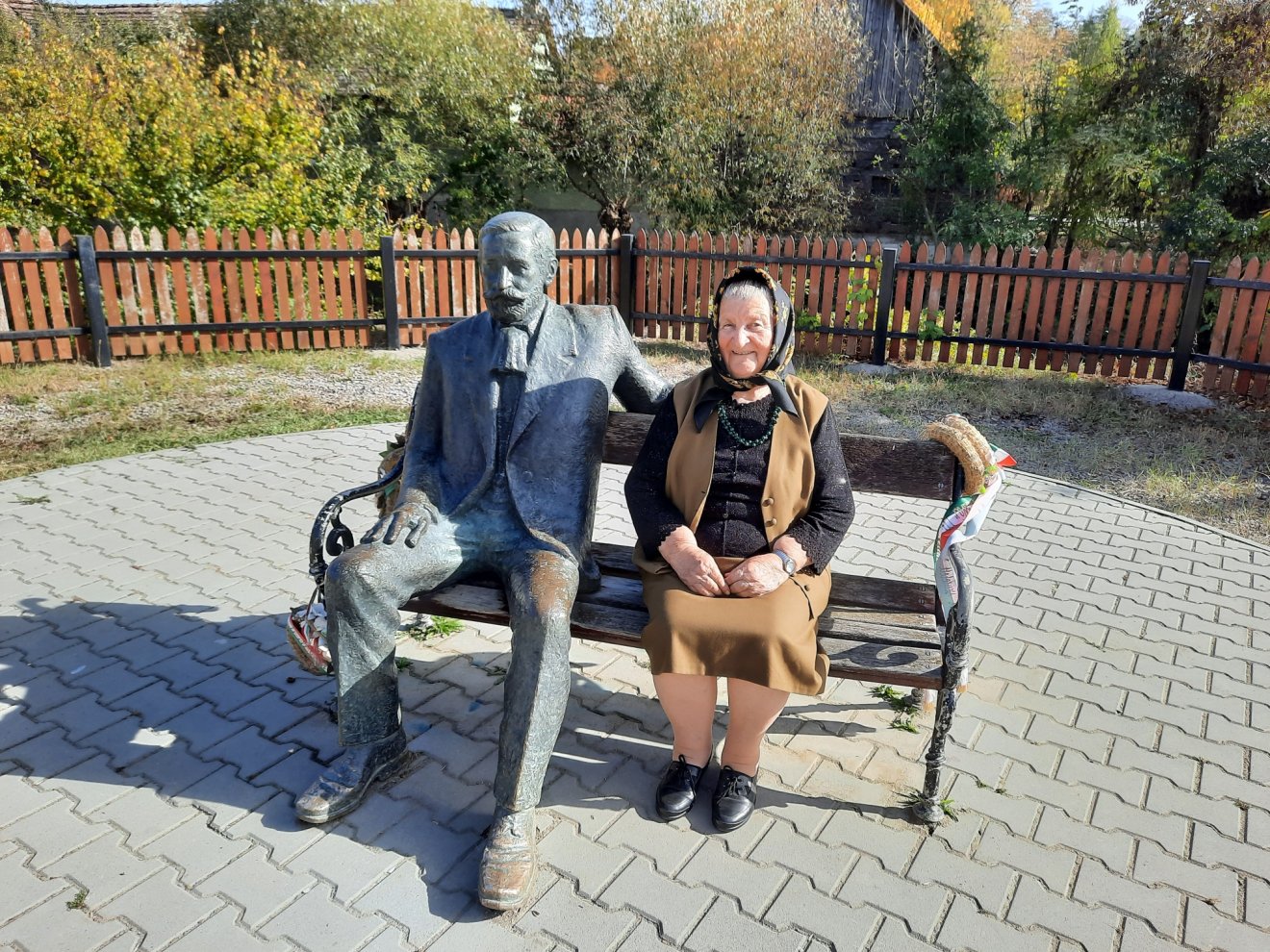Hideg Anna mesemondó Benedek Elek szobránál Kisbaconban •  Fotó: Tekei Erika