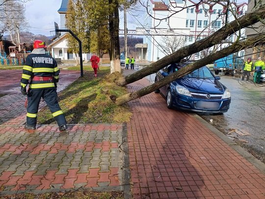 Több autót is megrongált az ítéletidő Zsilyvajdejvulkán várisában •  Fotó: Katasztrófavédelem