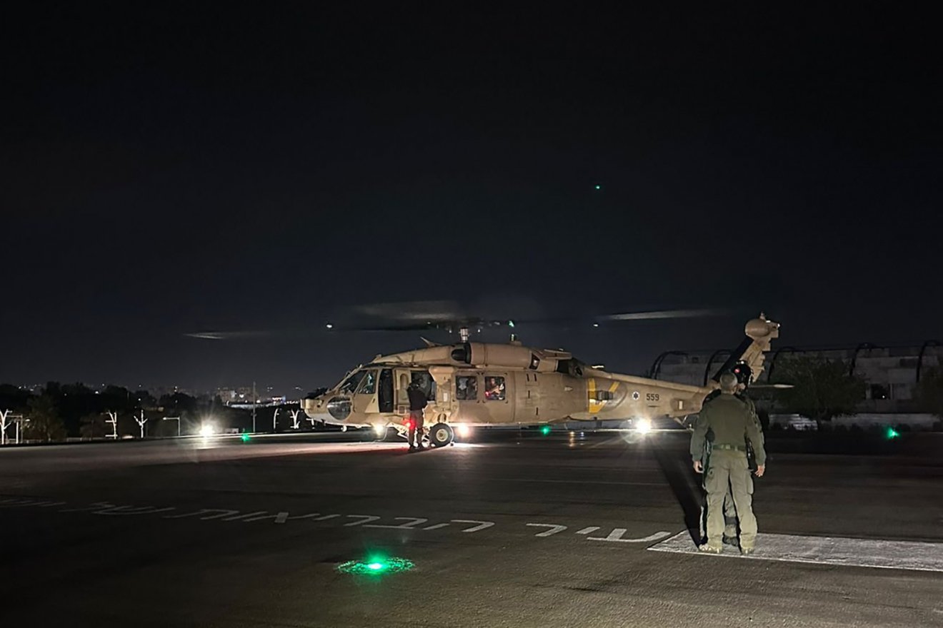 A szabadság felé. Az izraeli légierő helikopterével szállították kórházba a két kiszabadított túszt •  Fotó: Izraeli Védelmi Erők