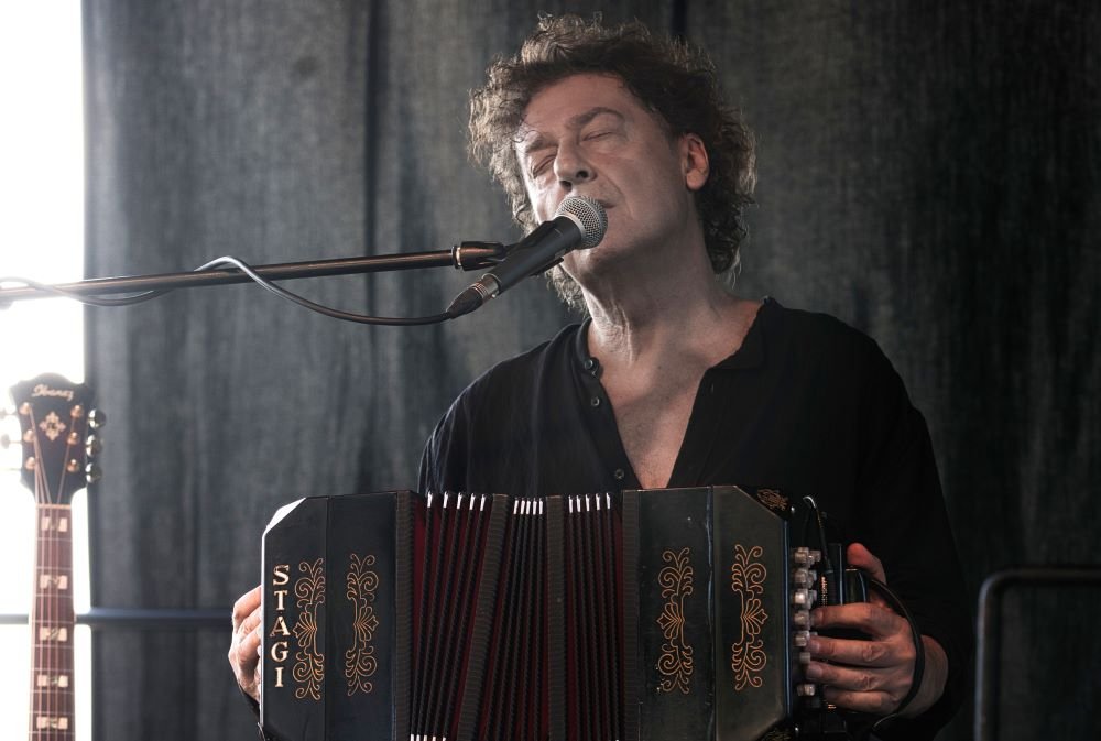 Az ELTÉ-n induló dalköltő szakirányú képzésbe Másik János zeneszerző, billentyűs, énekes, gitáros, basszusgitáros is bekapcsolódik •  Fotó: Kincses Gyula