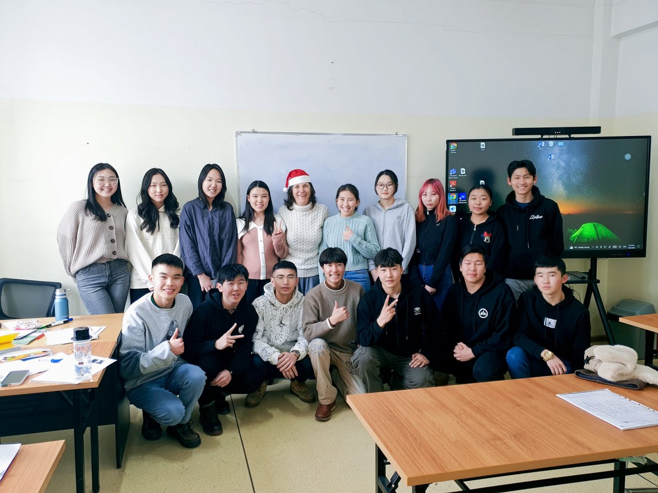 Magyarné Pápai Sarolta (Mikulássapkában) magyart tanuló mongol diákjaival •  Fotó: Magyarné Pápai Sarolta gyűjteménye