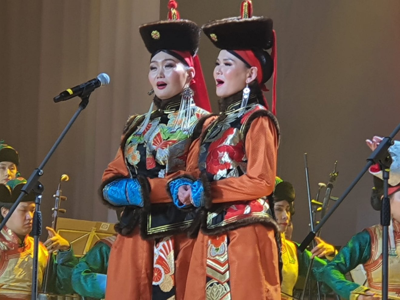 Mongol népdalénekesek népviseletben •  Fotó: Magyarné Pápai Sarolta gyűjteménye